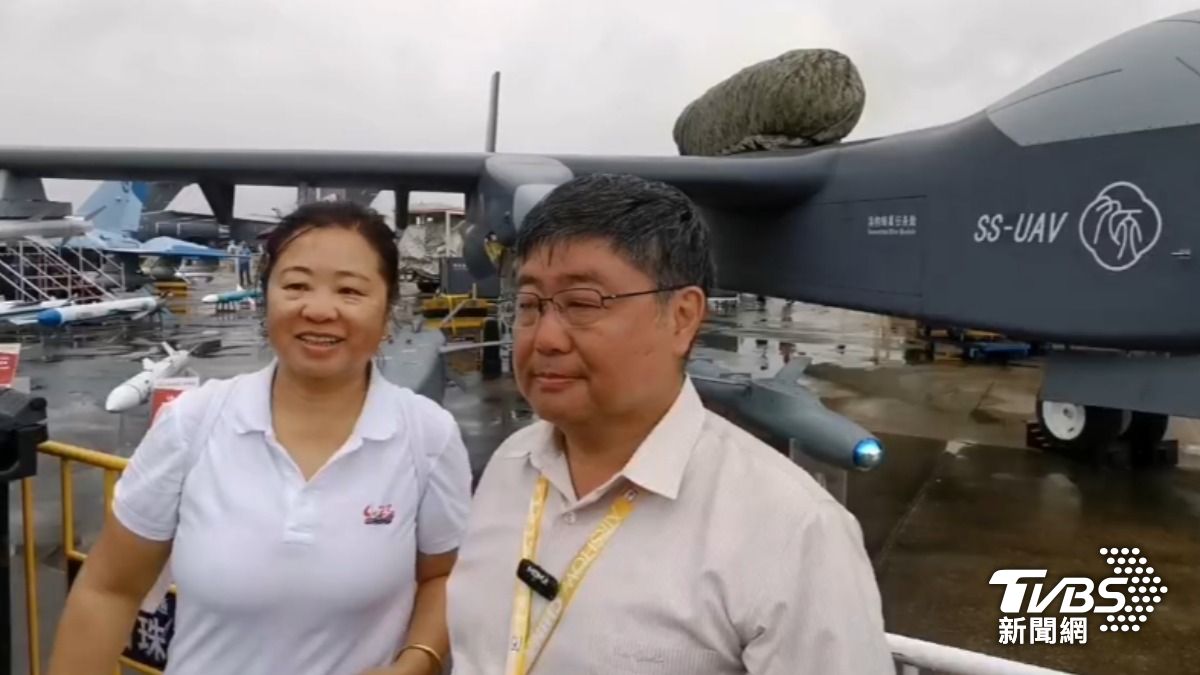 現場有中國民眾要求合照，也表示認同呂禮詩的說法。（圖／TVBS）