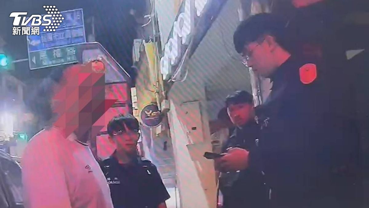 張姓男子酒駕追撞警車，甚至還肇事逃逸，最終仍被線上警力攔截逮捕。（圖／TVBS）