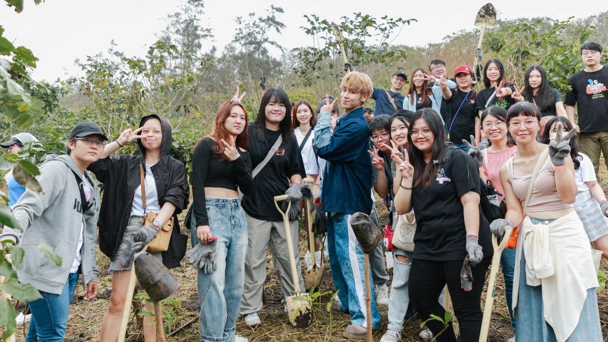 鼓鼓和粉絲們一起種樹愛地球。(圖/相信音樂提供)