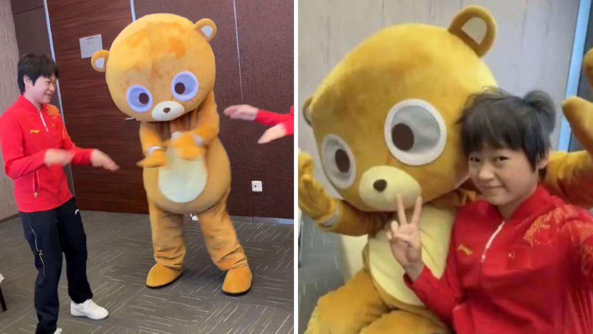 全紅嬋看著吉祥物的教學做動作。(圖/翻攝自 微博 網易時尚頻道)