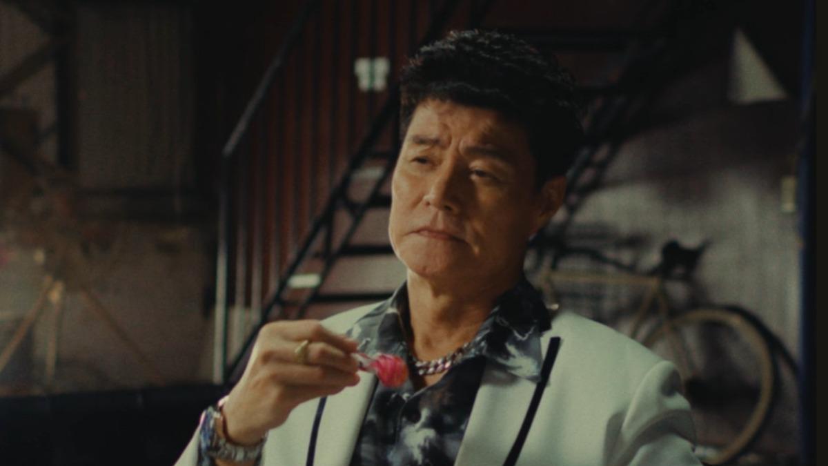 王中皇跨刀演出FunkyMo的新歌MV。(圖/翻攝自FunkyMo YouTube)