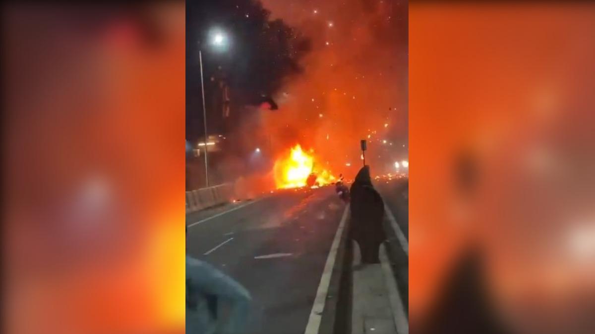 救護車爆炸後變成一團火球。(圖/翻攝自X@SachinGuptaUP)