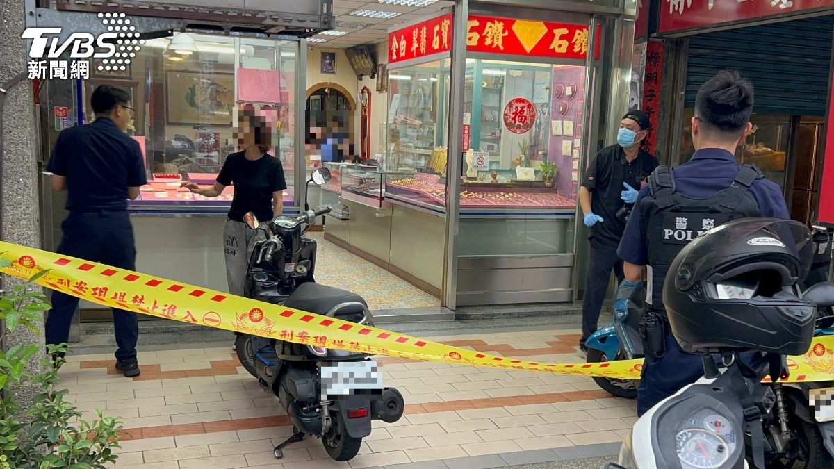 快訊/苗栗藍衣男摸走戒指、金項鍊烙跑 警方全力追緝中