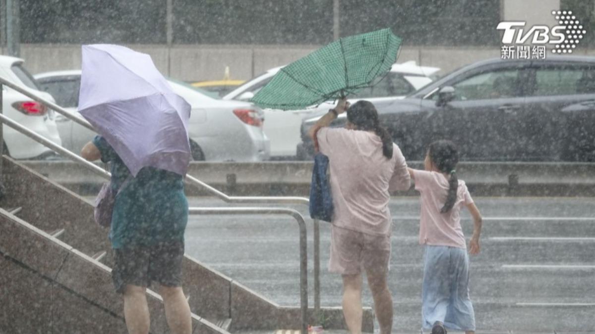 天氣/天兔暴風圈明觸陸!屏東、恆春列警戒區 風雨最劇時間出爐