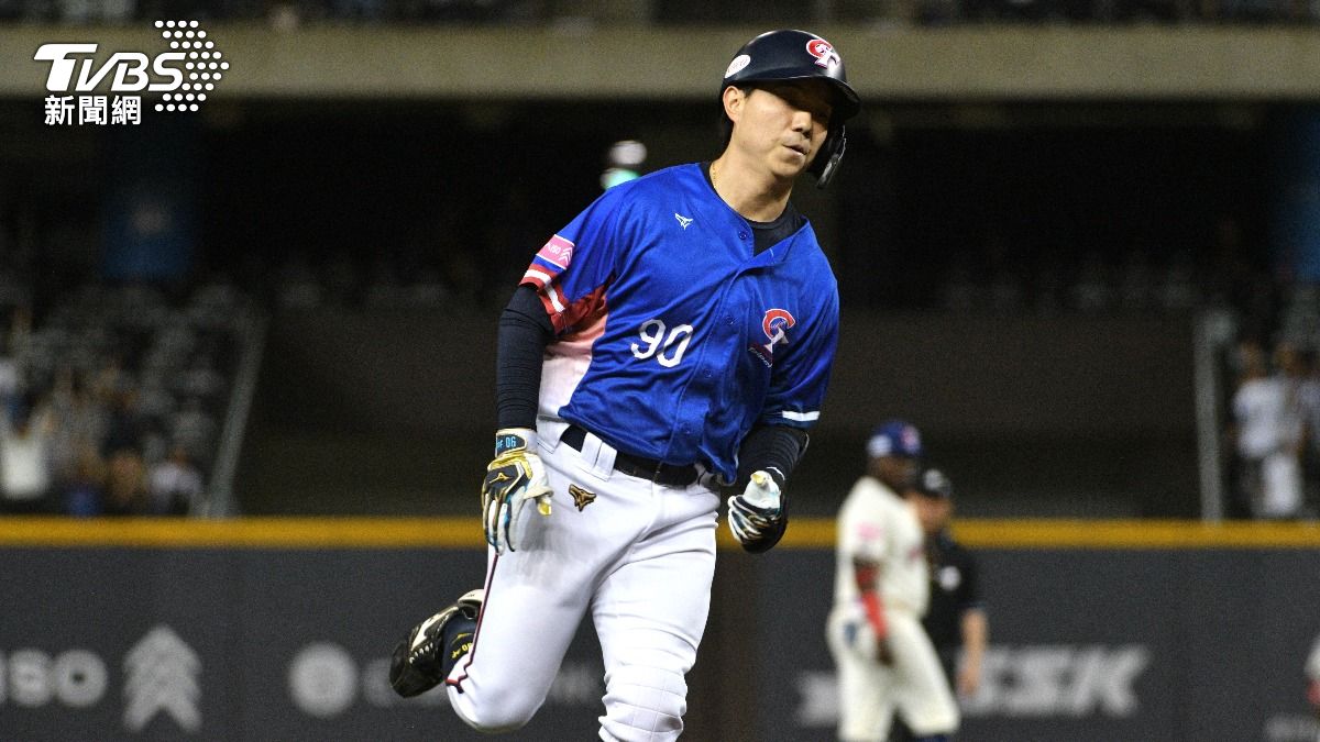 江坤宇轟出陽春砲,助中華隊以1:0領先。(圖/胡瑞麒攝)