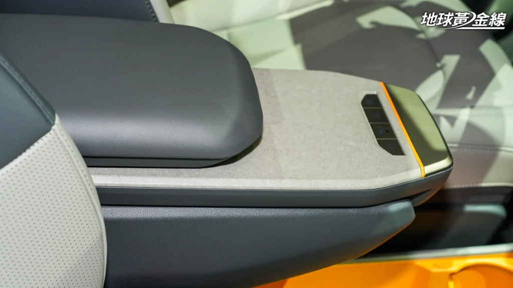EV3中央扶手設計有延伸小桌板。(圖/陳奕宏攝)