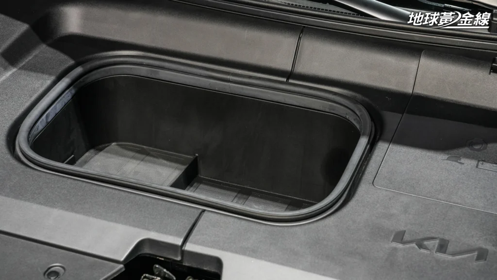 無論車型等級,EV3車頭都具有25公升Frunk容積。(圖/陳奕宏攝)