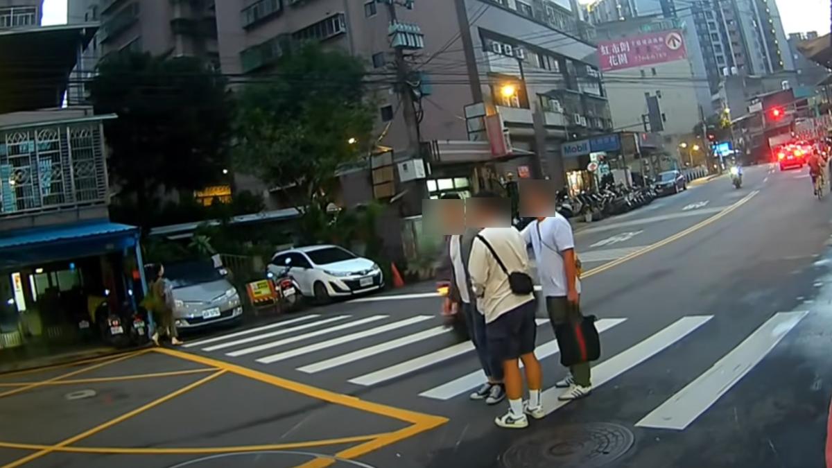 新北3男站斑馬線「不動」等計程車!騎士過不去遭嗆:站這犯法?