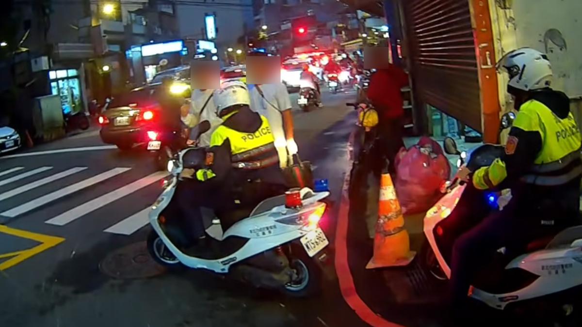 警察只是告知騎士可以通行。（圖／翻攝WoWtchout-地圖型行車影像分享平台） 