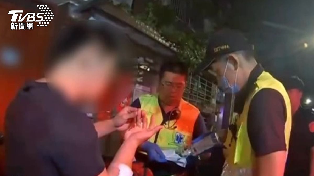 救護人員到場幫傷者包紮送醫。（圖／TVBS）