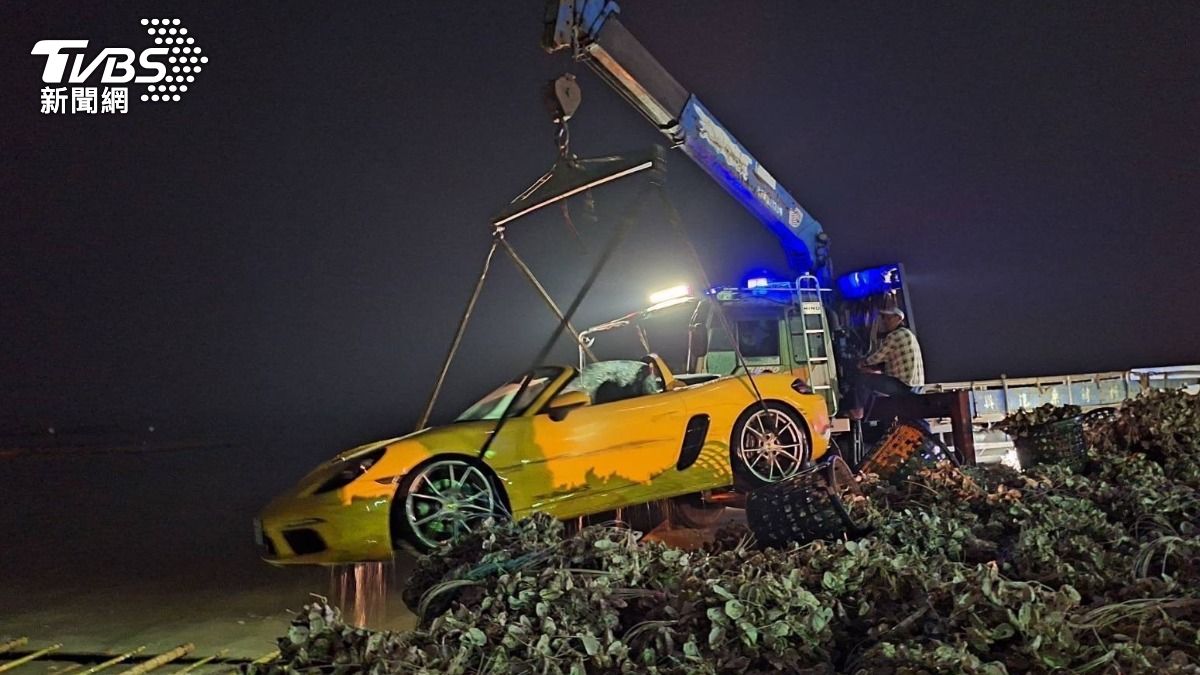 保時捷跑車衝入蚵棚載浮載沉險填海 「花內褲」男駕駛送醫