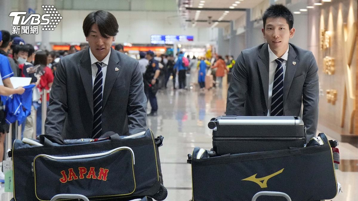 戶鄉翔征(右)與隊友們抵達桃園機場。(圖/達志影像美聯社)
