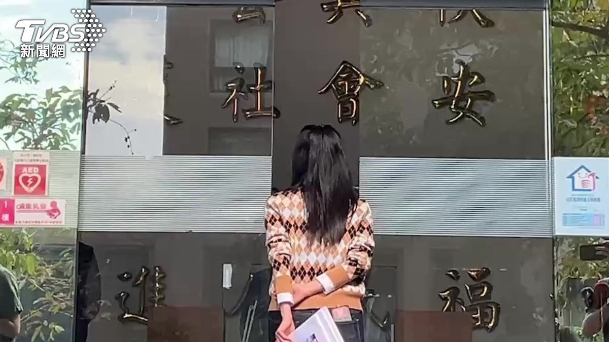 高嘉瑜進入警局提告。（圖／張貴翔攝）