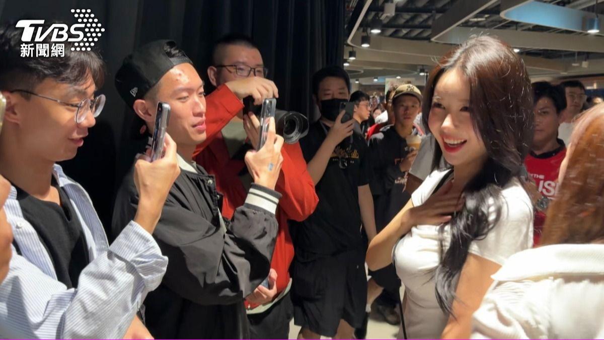 韓籍啦啦隊女神李雅英深受球迷喜愛。(圖/張良瑜攝)