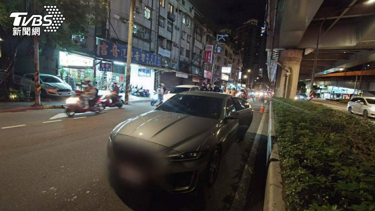 新北小轎車台64下方遭碎石砸中「板金凹陷」 竟是施工惹禍