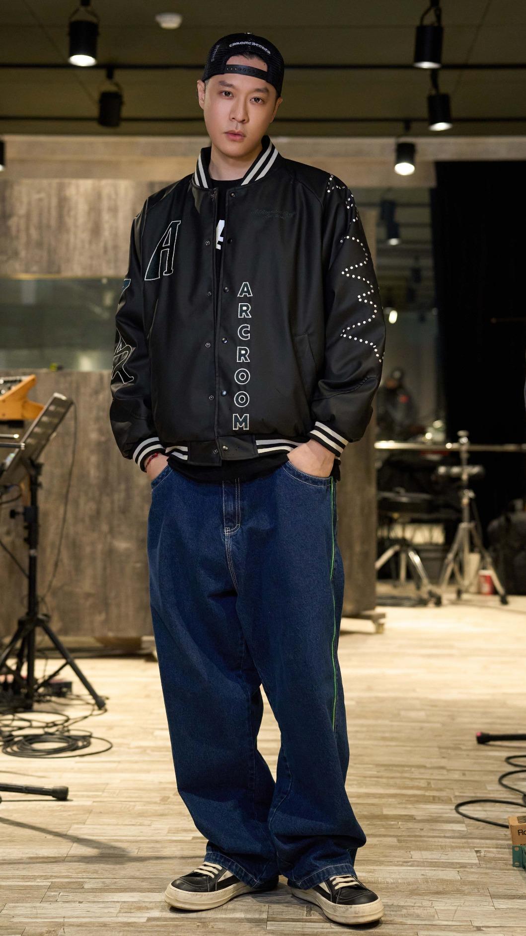 周湯豪提醒粉絲此次演唱會穿搭以銀、白色系為主。(圖/環球音樂提供)