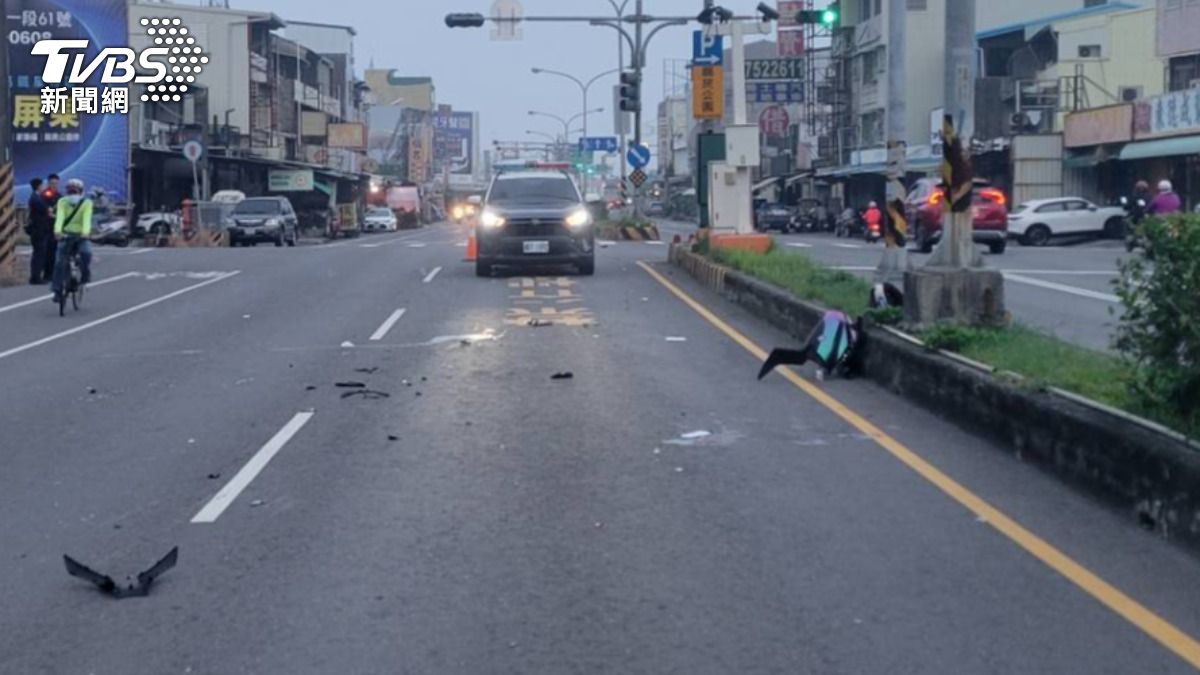 該路口還散落車殼碎片。(圖/TVBS)