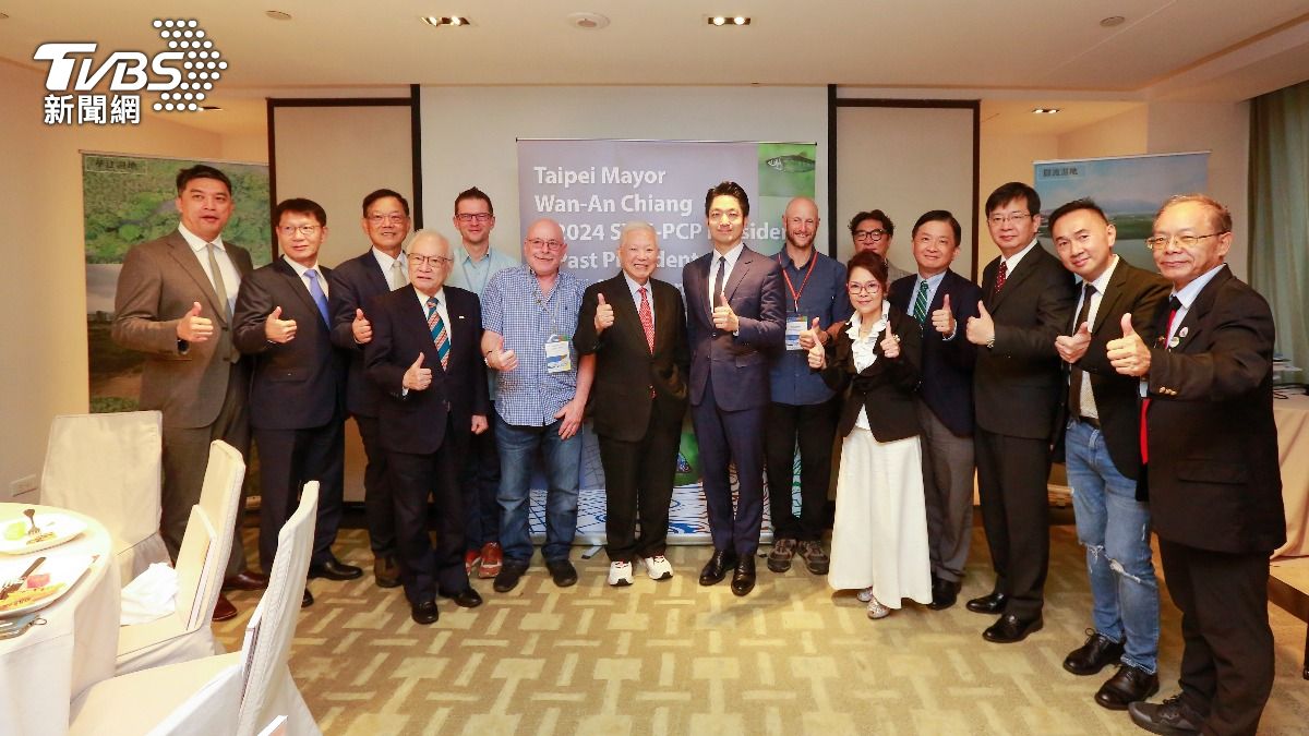 台北市長蔣萬安(中)永豐餘學院院長何壽川(左七)國立臺灣戲曲學院校長李揚(左三)與國立臺灣戲曲學院永續發展辦公室執行長鍾志鵬(左二)(圖/國際濕地科學家年會提供)