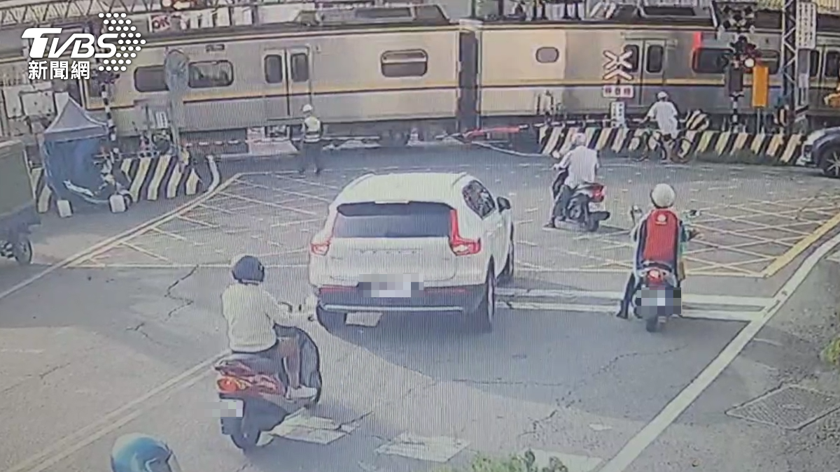 過幾分鐘火車就來了。(圖/TVBS)