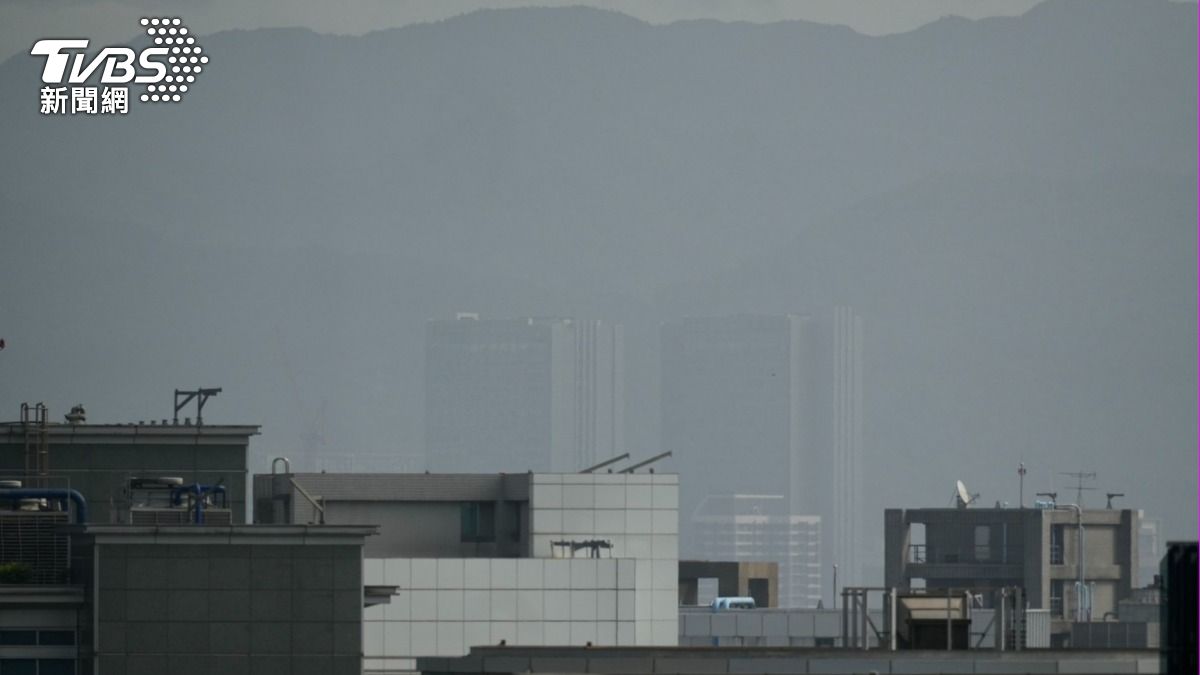 空污影響，台北市大樓能見度極低。（圖／記者區國強攝）