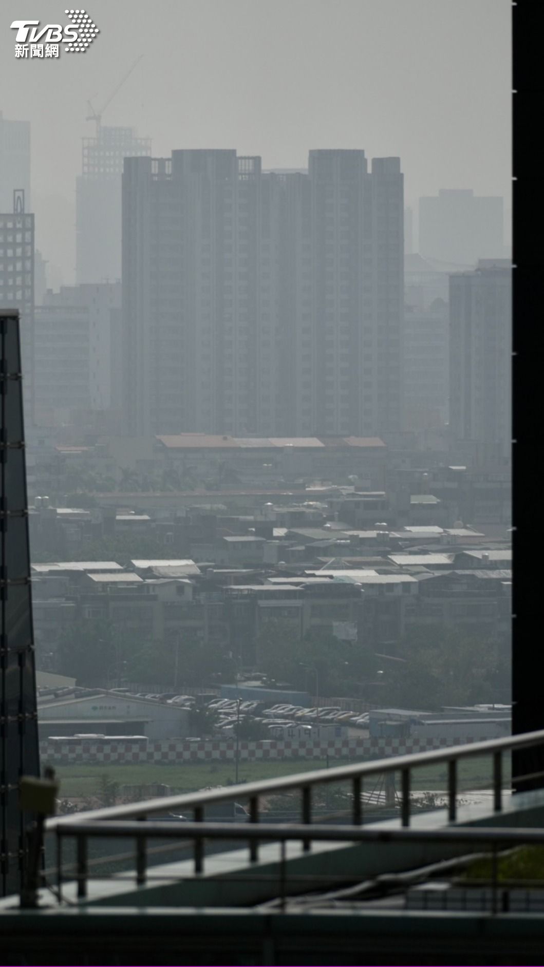 空污影響，台北市大樓能見度極低。（圖／記者區國強攝）