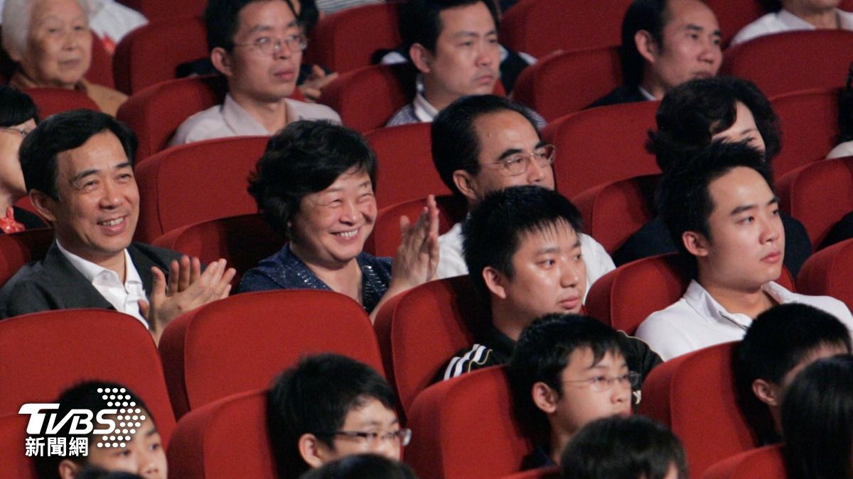 薄熙來(左)與兒子薄瓜瓜(右白衣者)2009年於重慶聽音樂會。(資料照/達志影像路透社)