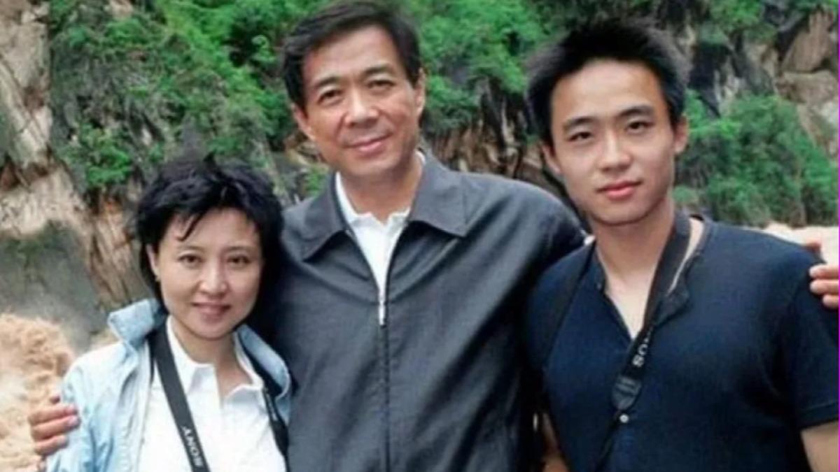 薄瓜瓜(右)近日秘密抵台,迎娶羅東博愛醫院創辦人許文政孫女。圖為薄熙來(中)與其妻谷開來(左)和兒子薄瓜瓜的合照。(圖/取自網路)