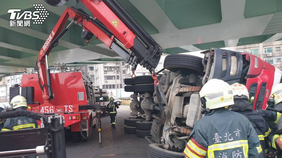 快訊/水源快水泥車翻覆!撞毀護欄砸2車 駕駛受困2小時重傷身亡