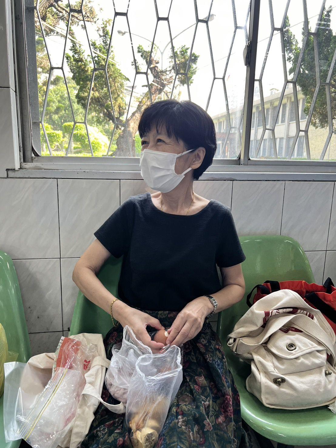 陳佩琪近日去看守所寄東西的模樣。(圖/翻攝自黃揚明臉書)