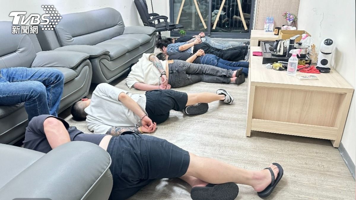 警方搗破詐騙機房,逮捕20名犯嫌。(圖/TVBS)