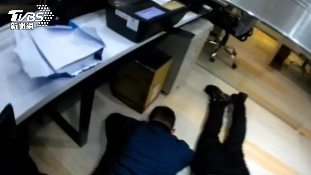 警方搗破詐騙機房,逮捕20名犯嫌。(圖/TVBS)