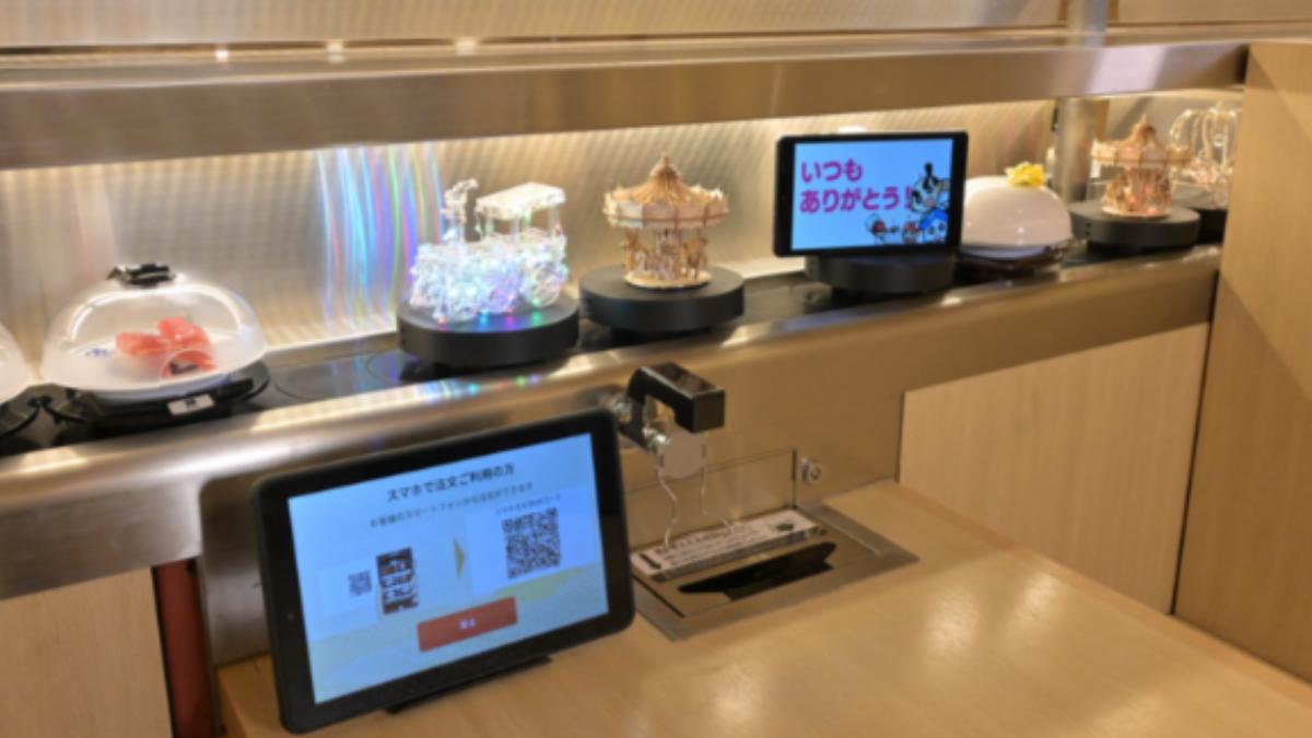 在日本藏壽司點特別菜單，除了商品外，還會搭配一系列裝飾。（圖／翻攝自藏壽司官網）