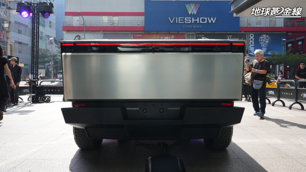 貫穿式LED尾燈條則與車頭LED日行燈樣式相呼應。（圖／謝明翰攝）