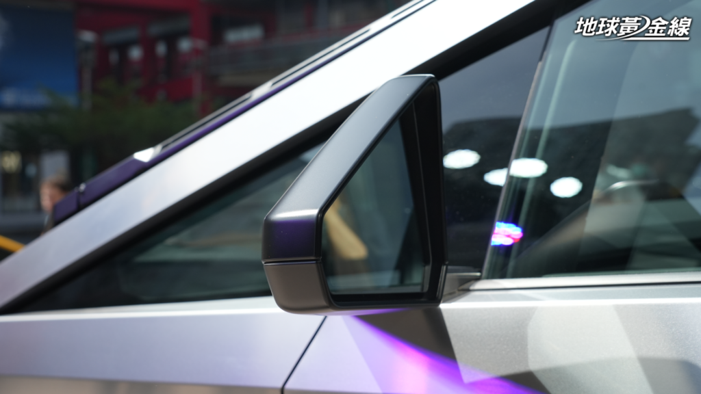 三角形造型的車外後視鏡，此設計模樣在車壇中確實少見。（圖／謝明翰攝）