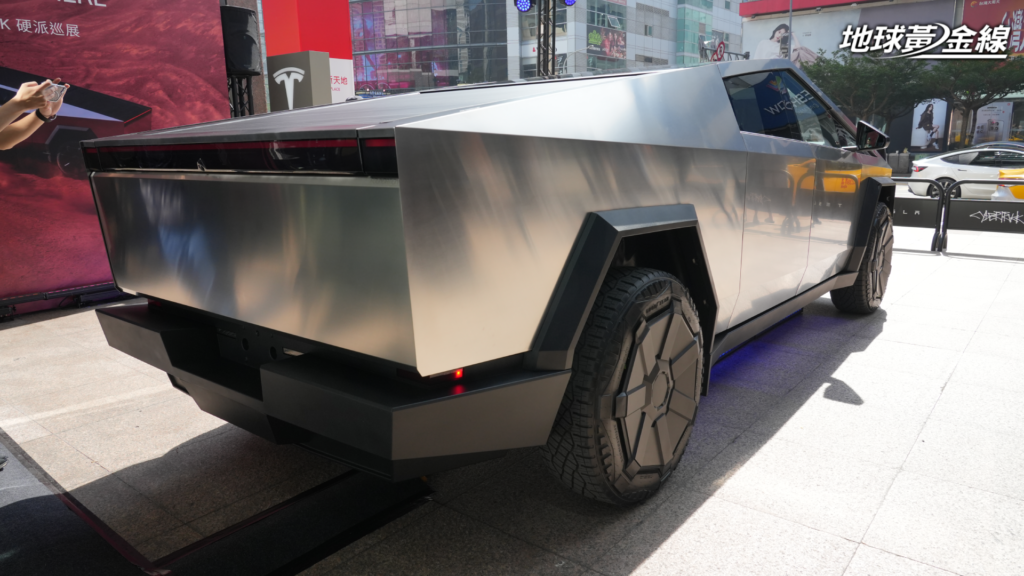 Cybertruck採用高強度不銹鋼材車身，搭配一體式壓鑄技術與創新Air Bending工藝，使其猶如穿上一身盔甲。（圖／謝明翰攝）