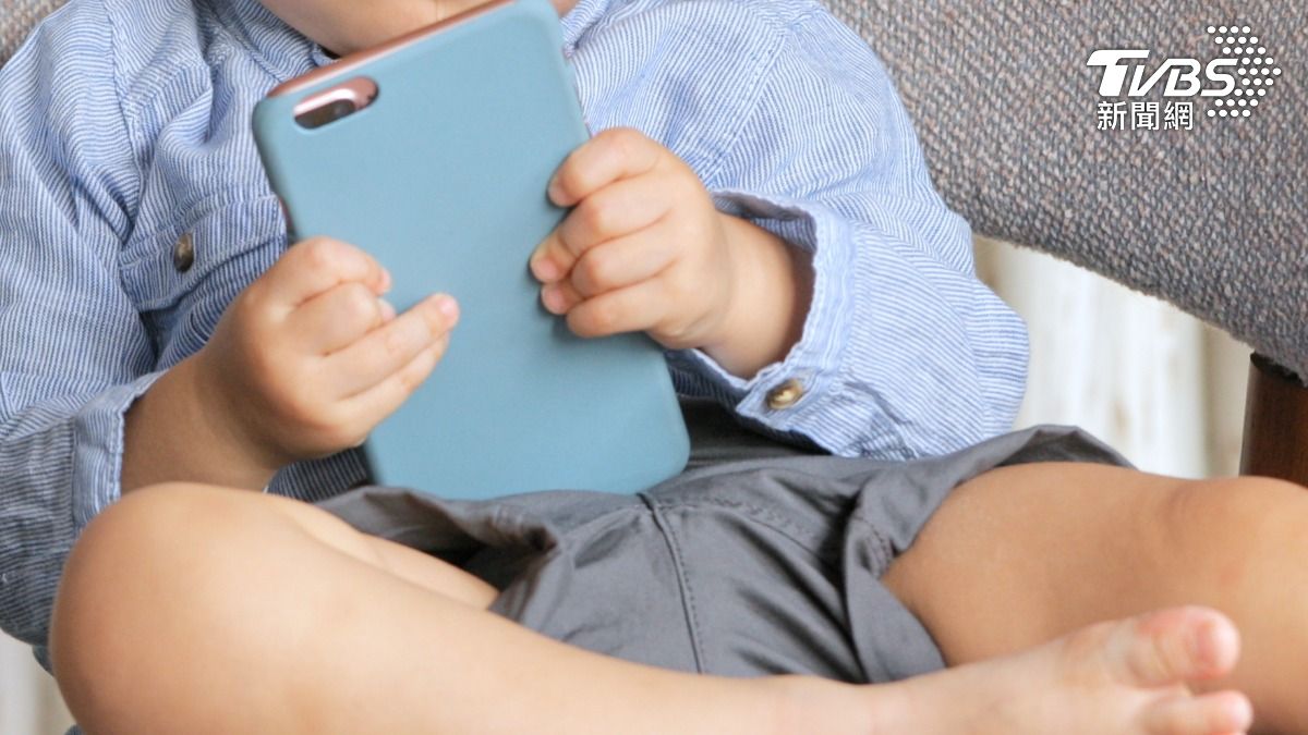 現代小孩提早接觸3C產品。（示意圖／達志影像shutterstock）