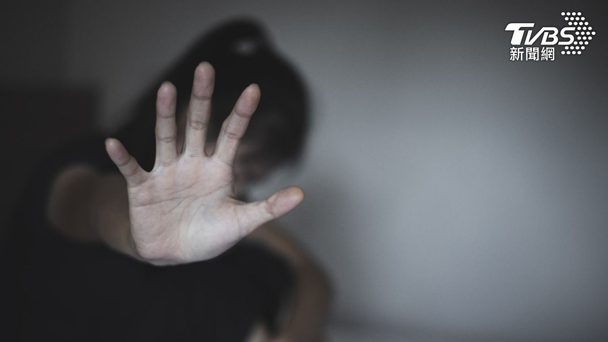 貓咪餐廳老闆對3名未成年女員工伸出狼爪。（示意圖，非當事人／shutterstock 達志影像）