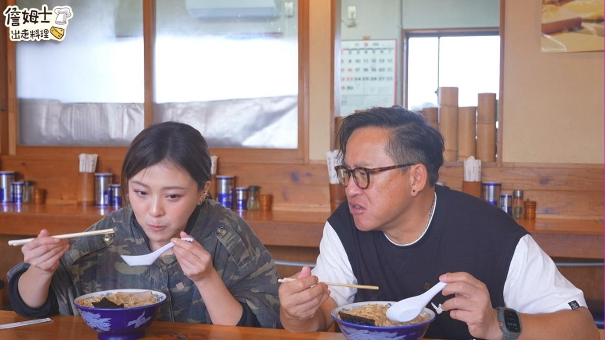 詹姆士(右)、卓文萱(左)品嚐每日限量的山形拉麵。（圖／八大電視提供）