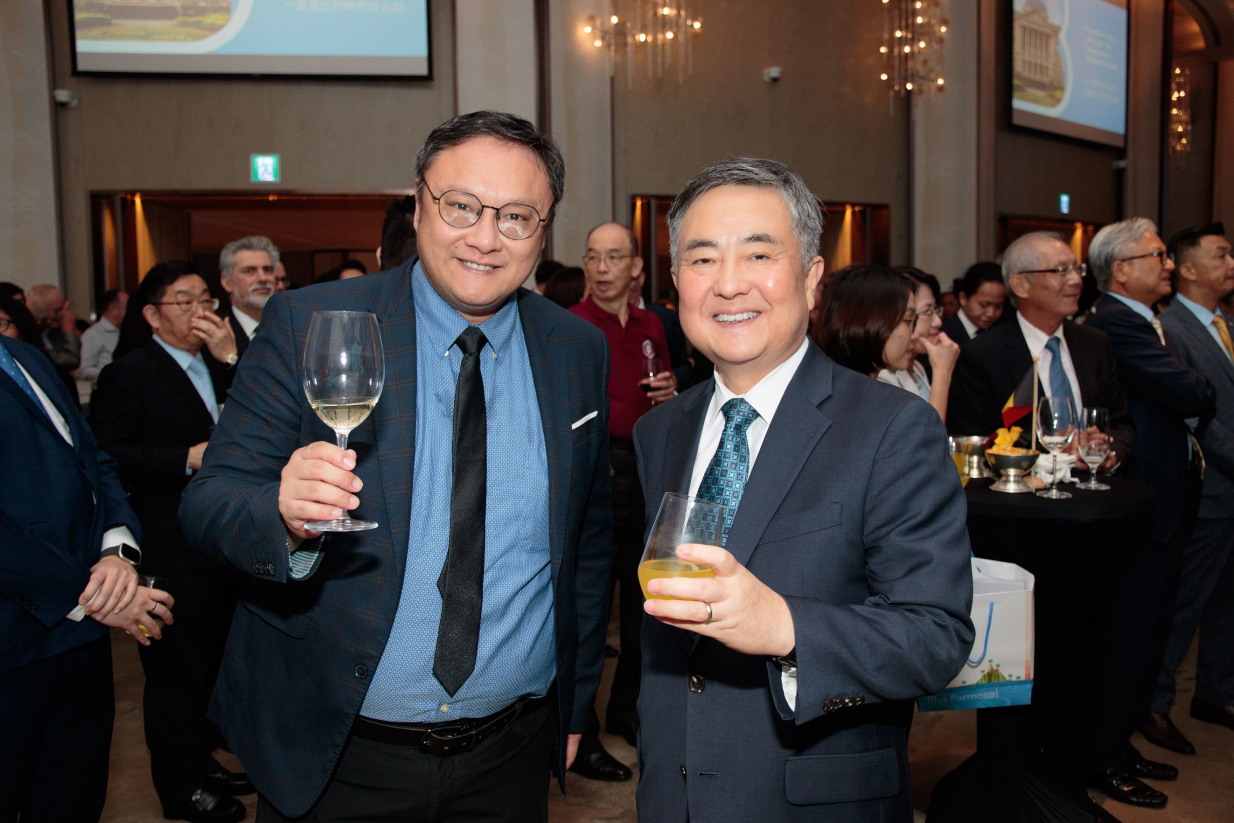 ▲鄭副市長與駐臺北韓國代表部李殷鎬代表分享購物節資訊。(來源：臺中市政府)