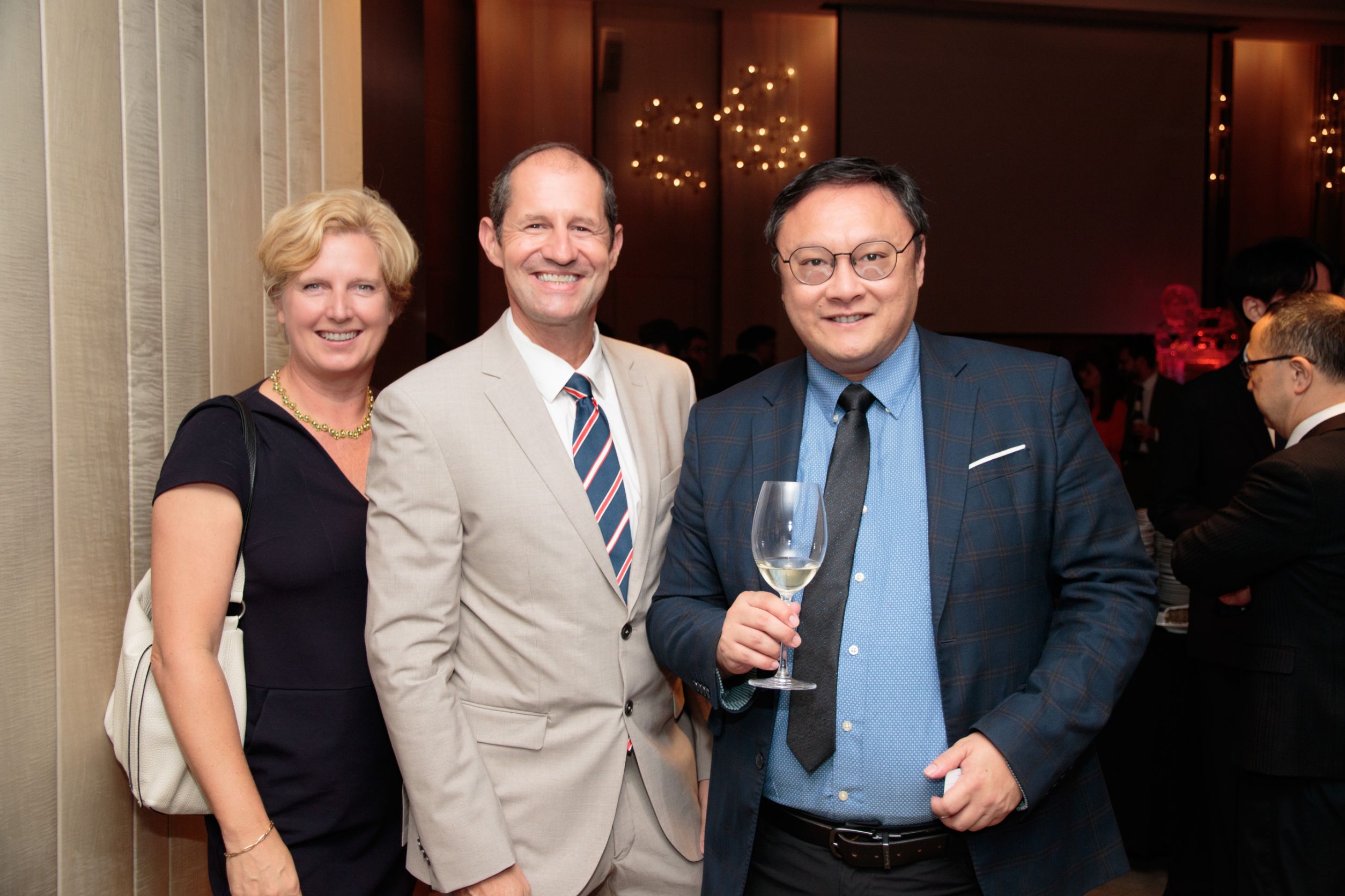 ▲鄭副市長與歐洲經貿辦事處谷力哲-lutz-guellner-處長分享購物節資訊。(來源：臺中市政府)