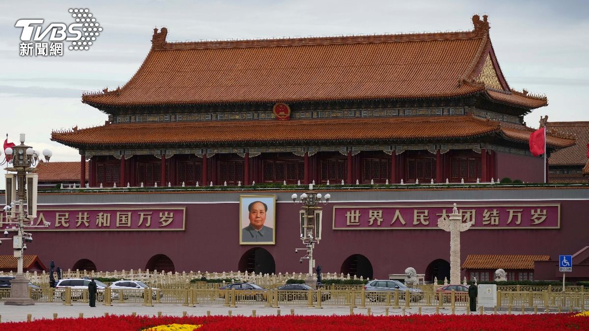 赴陸小心!台灣人天安門前「比V」被留置3天 海基會:疑遮住3字