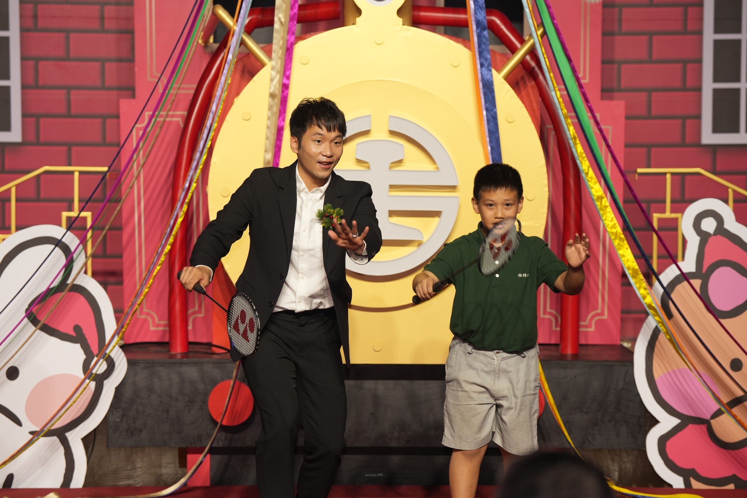 李洋傳授伯特利全人關懷孩童發球技術。(圖/微風慈善基金會提供)