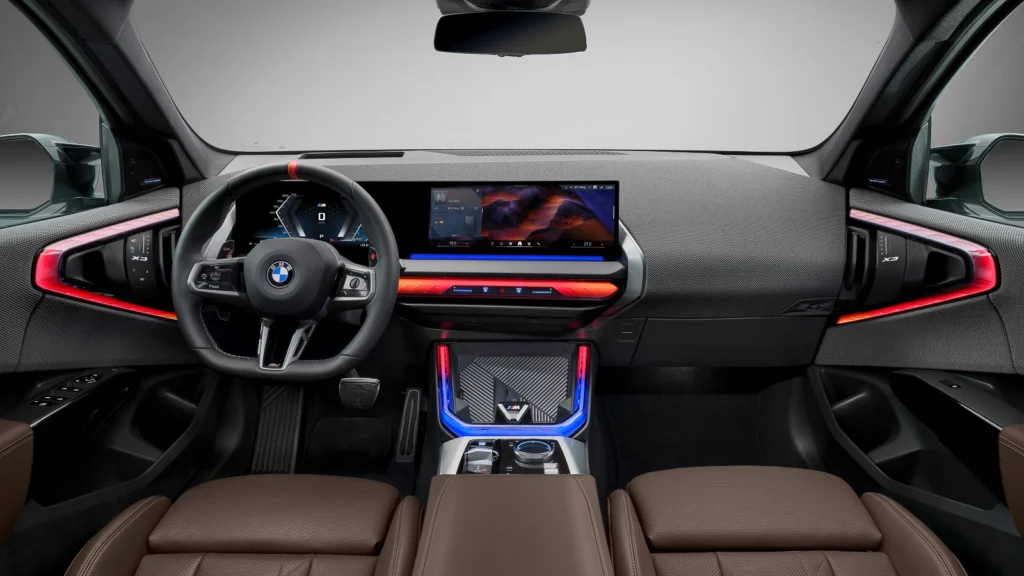 BMW OS 9的懸浮式曲面螢幕以及新款BMW環繞光幕為新世代X3車內亮點。(圖/BMW提供)