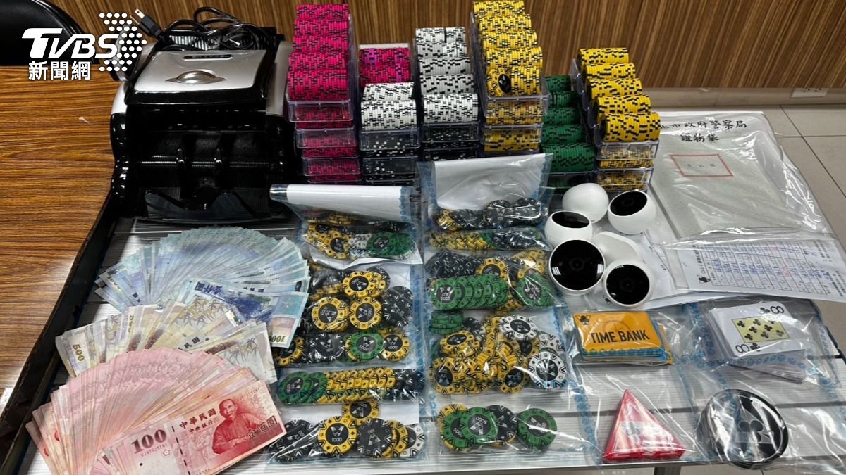 警方查扣賭具現金等證物。(圖/TVBS)