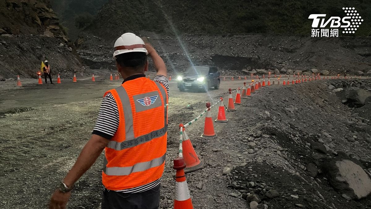 公路局進行道路預警性封閉，無人、車傷亡。（圖／TVBS）