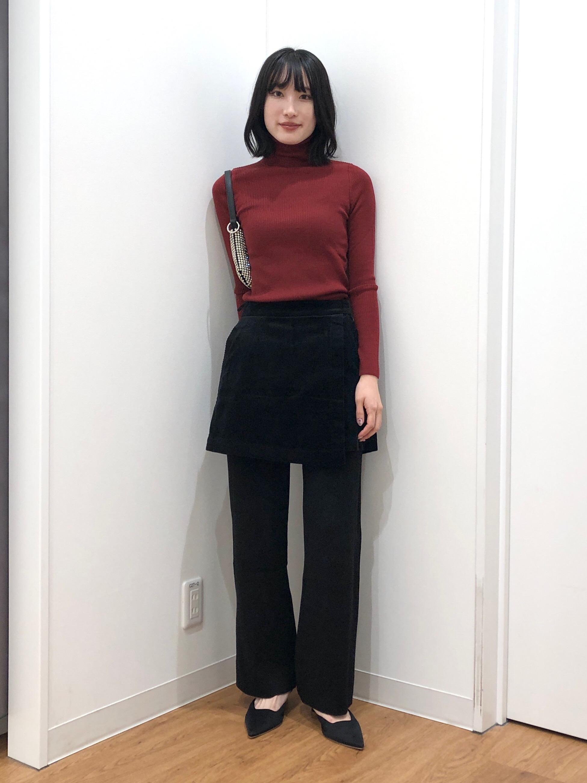 今年秋冬颳起的裙子搭配褲子的新風格。(圖/翻攝自UNIQLO官網)