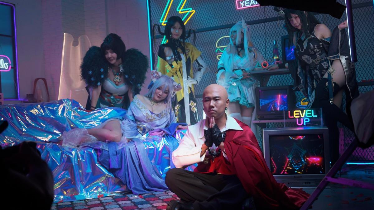 激瘦撞臉林宥嘉!玖壹壹洋蔥突光頭亮相 被辣妹包圍享豔福