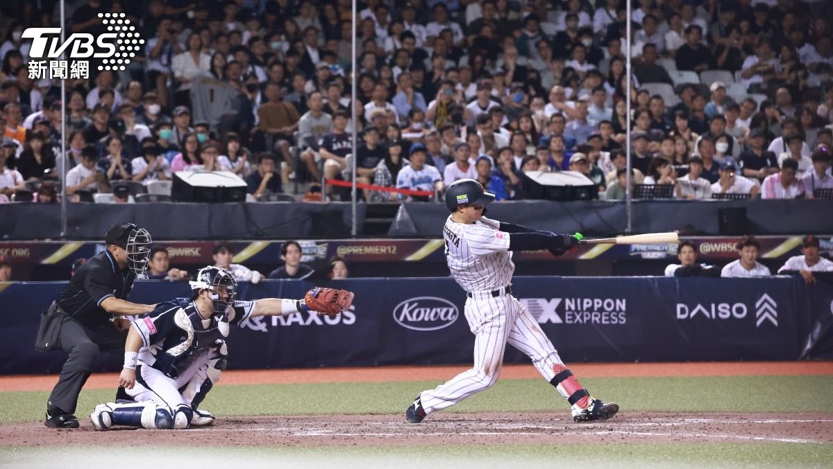 大巨蛋內的日本企業廣告，吸引日本球迷目光。（圖／黃城碩攝）
