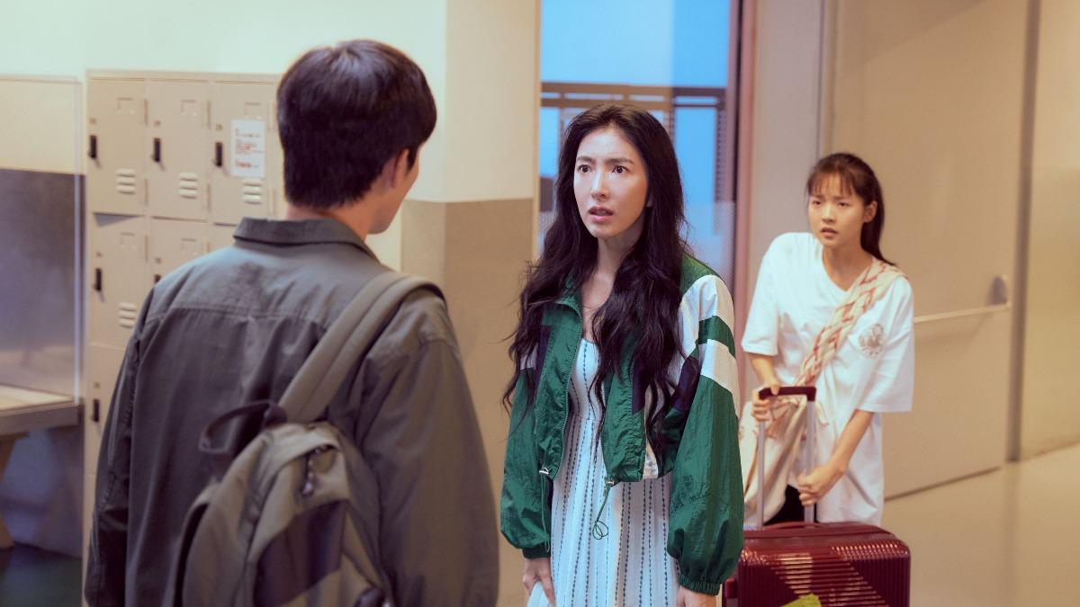 《影后》楊謹華(中)護林廷憶(右),跟牧森發生爭執。(圖/Netflix提供)