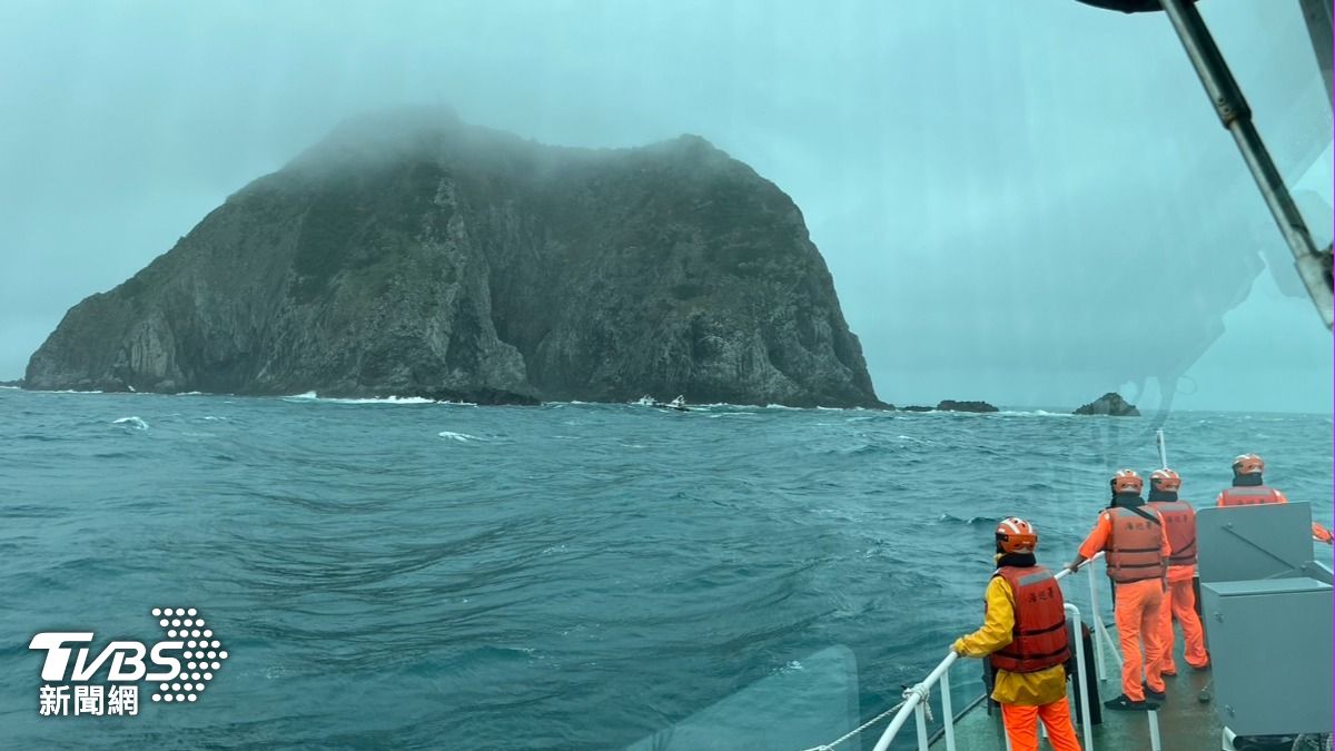 基隆嶼釣客團遭浪襲「7人落海」!1人卡礁石死亡